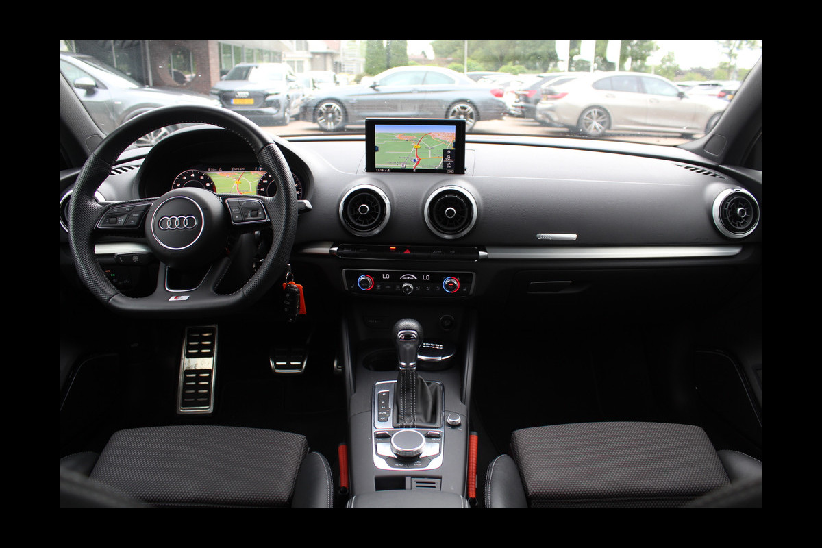 Audi A3 Limousine 35 TFSI CoD Sport S Line Edition / Panoramadak / Virtual Cockpit / Half leder / Navigatie / 18'' / Stoelverwarming / DAB / Cruise Control