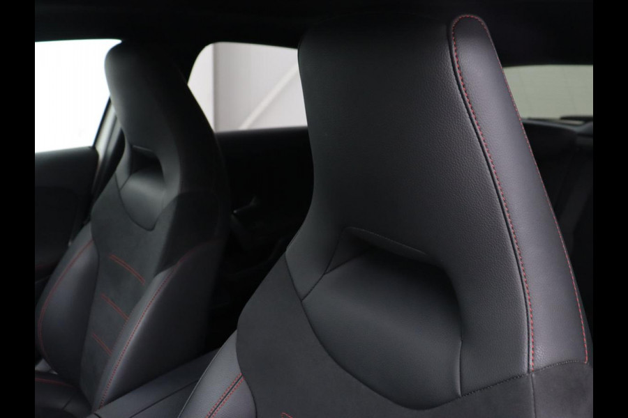 Mercedes-Benz A-Klasse 250e AMG | Panoramadak | Stoelverwarming | Carplay | Leder/Alcantara | Camera | Sfeerverlichting | Navigatie | Park Assist | Climate control | PHEV | Plug In