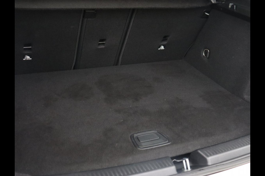 Mercedes-Benz A-Klasse 250e AMG | Panoramadak | Stoelverwarming | Carplay | Leder/Alcantara | Camera | Sfeerverlichting | Navigatie | Park Assist | Climate control | PHEV | Plug In