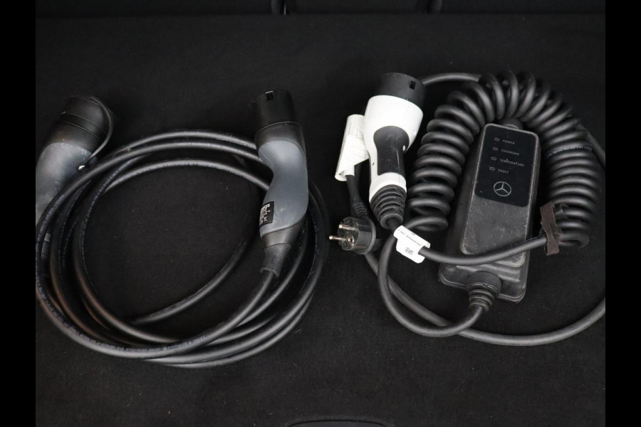 Mercedes-Benz A-Klasse 250e AMG | Panoramadak | Stoelverwarming | Carplay | Leder/Alcantara | Camera | Sfeerverlichting | Navigatie | Park Assist | Climate control | PHEV | Plug In