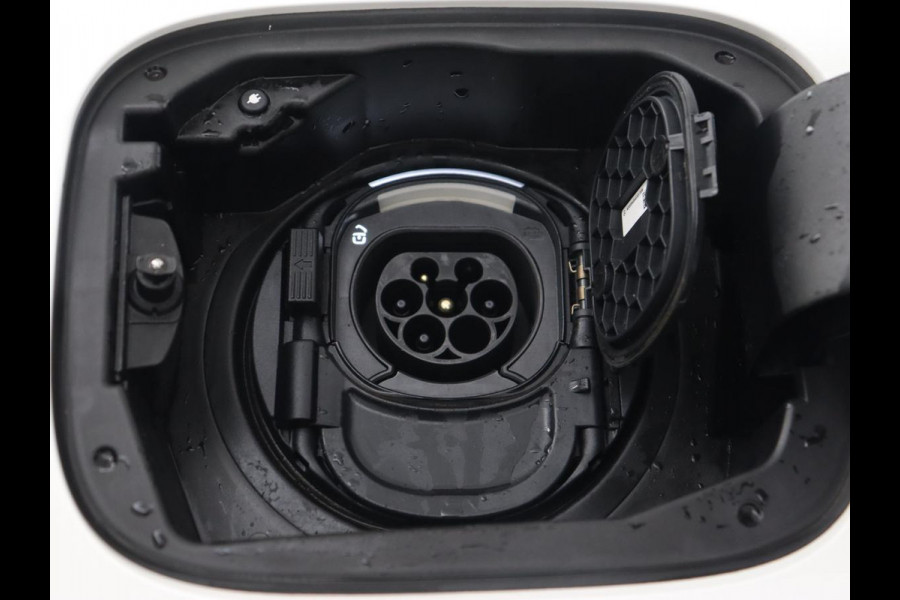 Mercedes-Benz A-Klasse 250e AMG | Panoramadak | Stoelverwarming | Carplay | Leder/Alcantara | Camera | Sfeerverlichting | Navigatie | Park Assist | Climate control | PHEV | Plug In