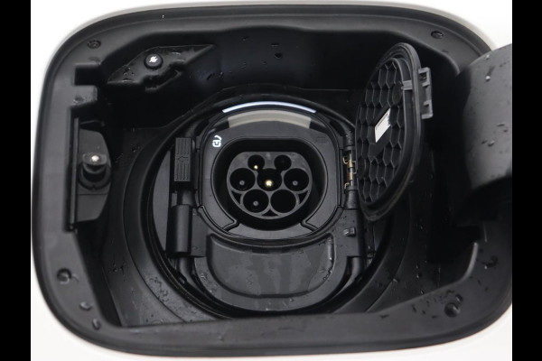 Mercedes-Benz A-Klasse 250e AMG | Panoramadak | Stoelverwarming | Carplay | Leder/Alcantara | Camera | Sfeerverlichting | Navigatie | Park Assist | Climate control | PHEV | Plug In