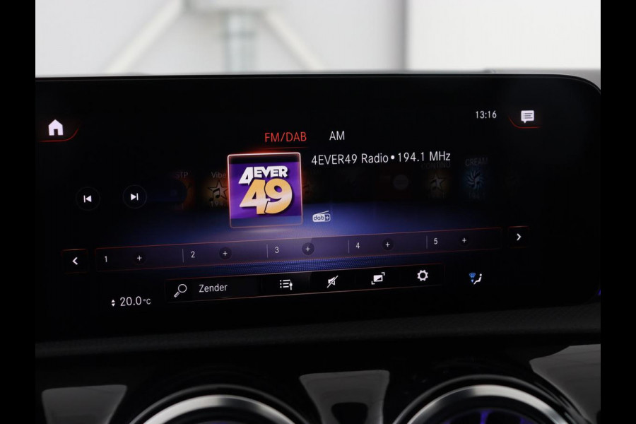 Mercedes-Benz A-Klasse 250e AMG | Panoramadak | Stoelverwarming | Carplay | Leder/Alcantara | Camera | Sfeerverlichting | Navigatie | Park Assist | Climate control | PHEV | Plug In