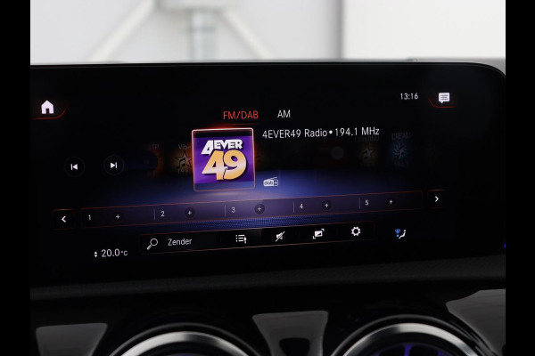 Mercedes-Benz A-Klasse 250e AMG | Panoramadak | Stoelverwarming | Carplay | Leder/Alcantara | Camera | Sfeerverlichting | Navigatie | Park Assist | Climate control | PHEV | Plug In