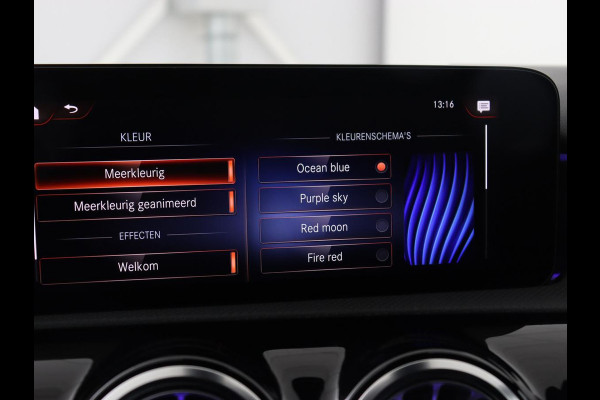 Mercedes-Benz A-Klasse 250e AMG | Panoramadak | Stoelverwarming | Carplay | Leder/Alcantara | Camera | Sfeerverlichting | Navigatie | Park Assist | Climate control | PHEV | Plug In