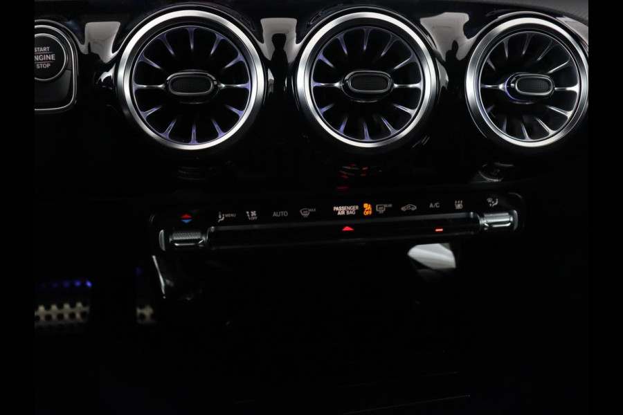 Mercedes-Benz A-Klasse 250e AMG | Panoramadak | Stoelverwarming | Carplay | Leder/Alcantara | Camera | Sfeerverlichting | Navigatie | Park Assist | Climate control | PHEV | Plug In