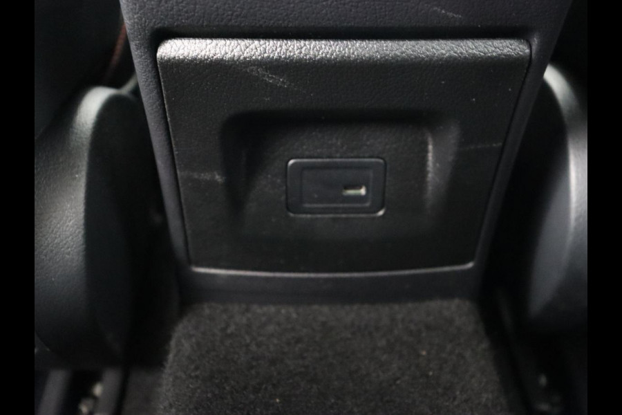 Mercedes-Benz A-Klasse 250e AMG | Panoramadak | Stoelverwarming | Carplay | Leder/Alcantara | Camera | Sfeerverlichting | Navigatie | Park Assist | Climate control | PHEV | Plug In