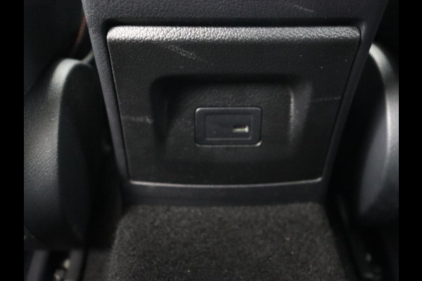 Mercedes-Benz A-Klasse 250e AMG | Panoramadak | Stoelverwarming | Carplay | Leder/Alcantara | Camera | Sfeerverlichting | Navigatie | Park Assist | Climate control | PHEV | Plug In