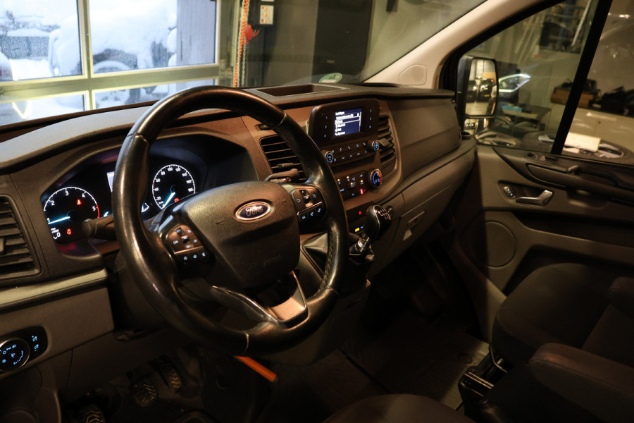 Ford Transit Custom 300 2.0 TDCI L2H1 DC | Dubbel Cabine | 5-Zitter | Stoelverwarming | DAB | PDC V+A | Cruise control | Trekhaak | MF Stuur | Airco | Nieuwe APK | NAP Logisch | Motorrevisie | Nieuwe distributiriem | Euro 6