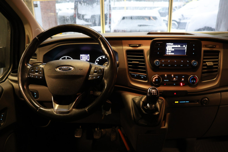 Ford Transit Custom 300 2.0 TDCI L2H1 DC | Dubbel Cabine | 5-Zitter | Stoelverwarming | DAB | PDC V+A | Cruise control | Trekhaak | MF Stuur | Airco | Nieuwe APK | NAP Logisch | Motorrevisie | Nieuwe distributiriem | Euro 6