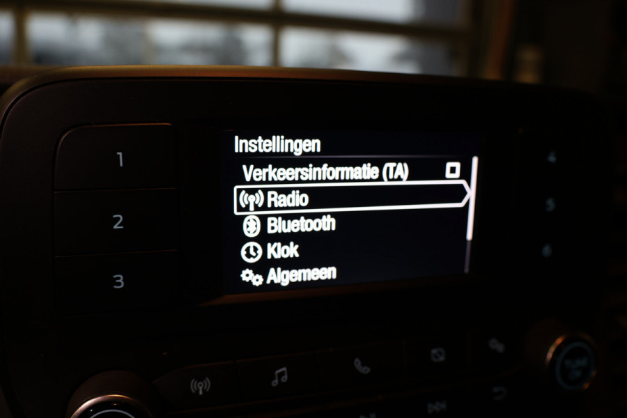 Ford Transit Custom 300 2.0 TDCI L2H1 DC | Dubbel Cabine | 5-Zitter | Stoelverwarming | DAB | PDC V+A | Cruise control | Trekhaak | MF Stuur | Airco | Nieuwe APK | NAP Logisch | Motorrevisie | Nieuwe distributiriem | Euro 6