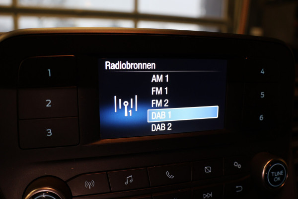 Ford Transit Custom 300 2.0 TDCI L2H1 DC | Dubbel Cabine | 5-Zitter | Stoelverwarming | DAB | PDC V+A | Cruise control | Trekhaak | MF Stuur | Airco | Nieuwe APK | NAP Logisch | Motorrevisie | Nieuwe distributiriem | Euro 6