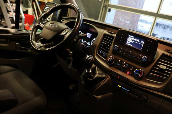 Ford Transit Custom 300 2.0 TDCI L2H1 DC | Dubbel Cabine | 5-Zitter | Stoelverwarming | DAB | PDC V+A | Cruise control | Trekhaak | MF Stuur | Airco | Nieuwe APK | NAP Logisch | Motorrevisie | Nieuwe distributiriem | Euro 6