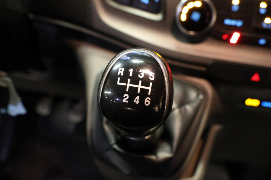 Ford Transit Custom 300 2.0 TDCI L2H1 DC | Dubbel Cabine | 5-Zitter | Stoelverwarming | DAB | PDC V+A | Cruise control | Trekhaak | MF Stuur | Airco | Nieuwe APK | NAP Logisch | Motorrevisie | Nieuwe distributiriem | Euro 6