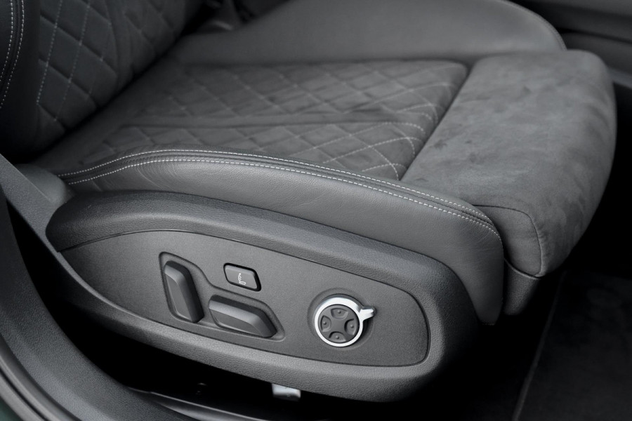 Audi A4 Avant 40 TFSI S edition Competition. RS stoelen, Massage, B&O, Camera, Sfeer, Matrix, 19''!