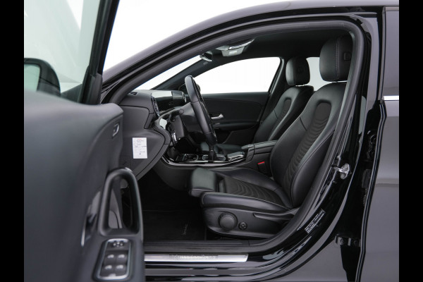 Mercedes-Benz A-Klasse 160 Business Solution (INCL-BTW) *LEATHER- FABRIC | FULL-LED | WIDE-SCREEN-COCKPIT | CAMERA | NAVI-FULLMAP | HEATED-COMFORTSEATS | ECC | PRIVACY-GLASS | PDC | KEYLESS | CRUISE | CARBON-INLAY | 16''ALU*