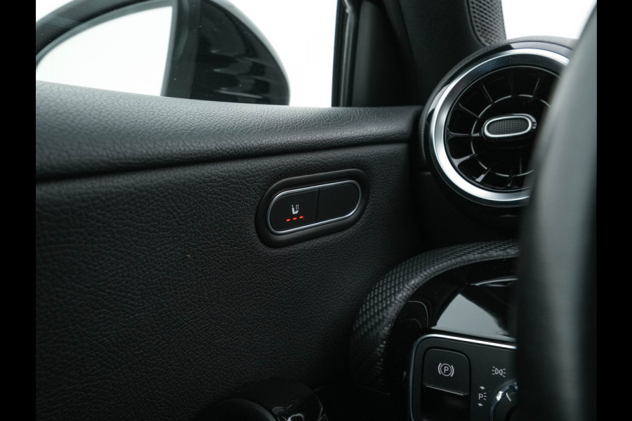 Mercedes-Benz A-Klasse 160 Business Solution (INCL-BTW) *LEATHER- FABRIC | FULL-LED | WIDE-SCREEN-COCKPIT | CAMERA | NAVI-FULLMAP | HEATED-COMFORTSEATS | ECC | PRIVACY-GLASS | PDC | KEYLESS | CRUISE | CARBON-INLAY | 16''ALU*