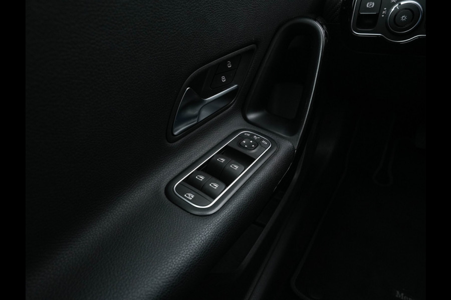 Mercedes-Benz A-Klasse 160 Business Solution (INCL-BTW) *LEATHER- FABRIC | FULL-LED | WIDE-SCREEN-COCKPIT | CAMERA | NAVI-FULLMAP | HEATED-COMFORTSEATS | ECC | PRIVACY-GLASS | PDC | KEYLESS | CRUISE | CARBON-INLAY | 16''ALU*