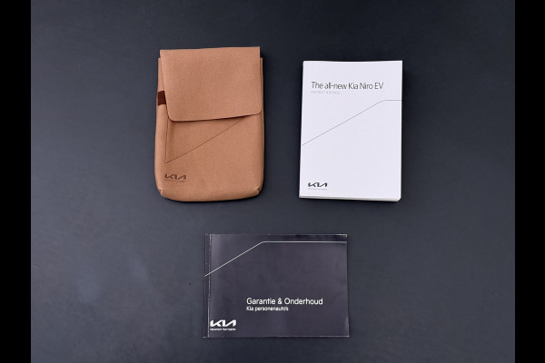Kia Niro EV ExecutiveLine 64.8 kWh Trekhaak Leder SOH 98.5% Schuif-/kanteldak Adap.Cruise Camera Head-Up Display Apple Carplay Android Auto  Elek.Stoelen-Verwarmd/gekoeld+Memory Elek.Achterklep Stuurverwarming Lane Assist DAB 1e Eigenaar Origineel Nederlandse Auto Fabrieksgarantie tot 25-10-2029/150.000km € 50.000 nieuw!
