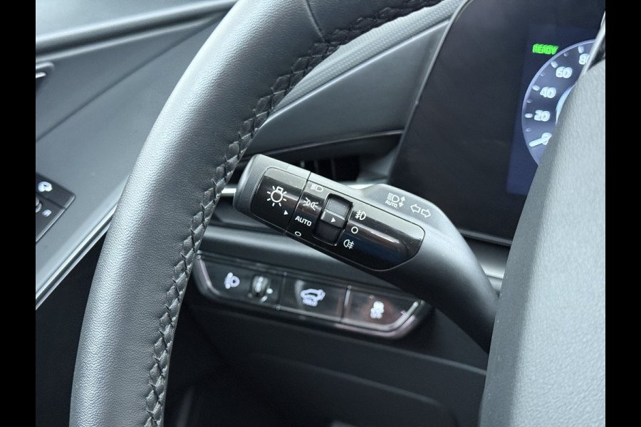 Kia Niro EV ExecutiveLine 64.8 kWh Trekhaak Leder SOH 98.5% Schuif-/kanteldak Adap.Cruise Camera Head-Up Display Apple Carplay Android Auto  Elek.Stoelen-Verwarmd/gekoeld+Memory Elek.Achterklep Stuurverwarming Lane Assist DAB 1e Eigenaar Origineel Nederlandse Auto Fabrieksgarantie tot 25-10-2029/150.000km € 50.000 nieuw!