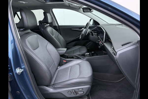 Kia Niro EV ExecutiveLine 64.8 kWh Trekhaak Leder SOH 98.5% Schuif-/kanteldak Adap.Cruise Camera Head-Up Display Apple Carplay Android Auto  Elek.Stoelen-Verwarmd/gekoeld+Memory Elek.Achterklep Stuurverwarming Lane Assist DAB 1e Eigenaar Origineel Nederlandse Auto Fabrieksgarantie tot 25-10-2029/150.000km € 50.000 nieuw!