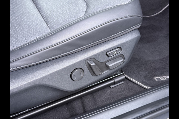 Kia Niro EV ExecutiveLine 64.8 kWh Trekhaak Leder SOH 98.5% Schuif-/kanteldak Adap.Cruise Camera Head-Up Display Apple Carplay Android Auto  Elek.Stoelen-Verwarmd/gekoeld+Memory Elek.Achterklep Stuurverwarming Lane Assist DAB 1e Eigenaar Origineel Nederlandse Auto Fabrieksgarantie tot 25-10-2029/150.000km € 50.000 nieuw!