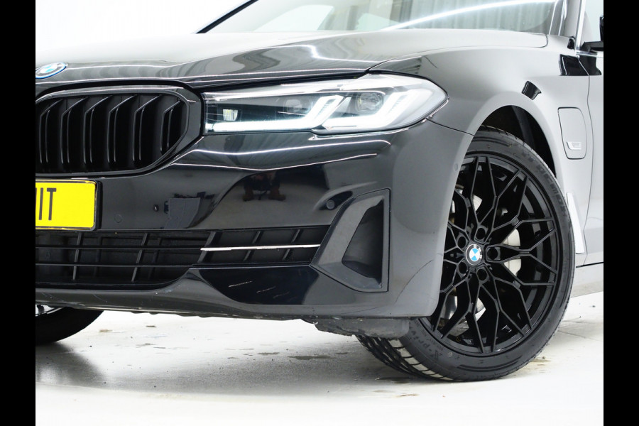 BMW 5 Serie Touring 530e xDrive Full Black | Panoramadak | M Sportstuur | Sfeerverlichting | Dodehoekdetectie | Carplay