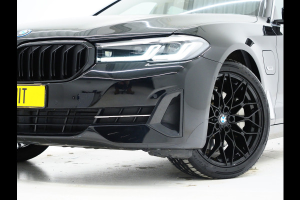BMW 5 Serie Touring 530e xDrive Full Black | Panoramadak | M Sportstuur | Sfeerverlichting | Dodehoekdetectie | Carplay