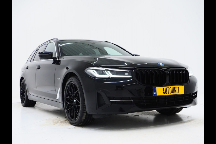 BMW 5 Serie Touring 530e xDrive Full Black | Panoramadak | M Sportstuur | Sfeerverlichting | Dodehoekdetectie | Carplay
