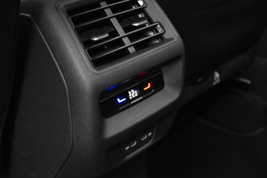 Volkswagen Tayron 1.5 eTSI 150PK DSG LIFE 7-PERSOONS/TREKHAAK/360CAMERA Auto wordt verwacht!