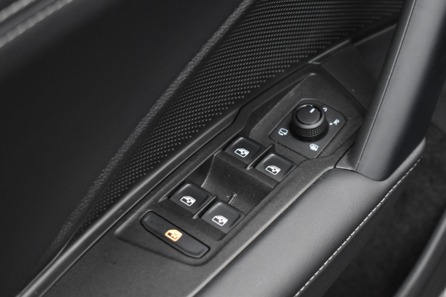 Volkswagen Tayron 1.5 eTSI 150PK DSG LIFE 7-PERSOONS/TREKHAAK/360CAMERA Auto wordt verwacht!