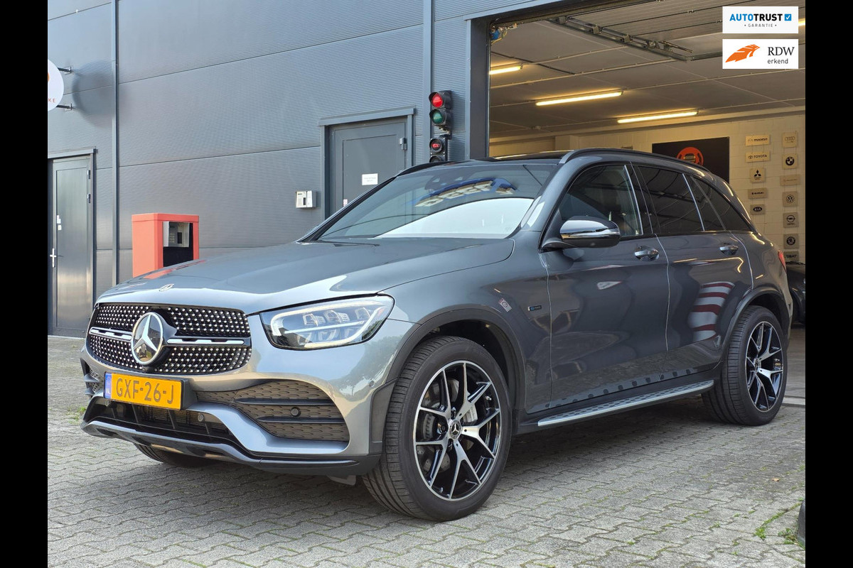 Mercedes-Benz GLC 300e 4MATIC Premium Plus / LUCHTVERING / PANORAMADAK / ALARMKLASSE 5 / TREKHAAK ELEKTRISCH / AMG-LINE !