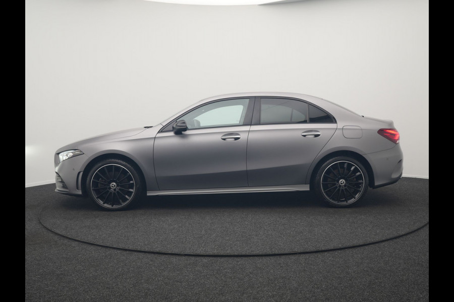 Mercedes-Benz A-Klasse 250 e Business Solution AMG Limited Plug In Hybrid 218pk PHEV | Adaptive Cruise | Head Up | Multi Beam LED | Alcantara Sportstoelen Verwarmd | Night Pakket | Sfeerverlichting | MBUX | Apple Carplay | Widescreen Navi | 19"L.M | Mountaingrau Magno |