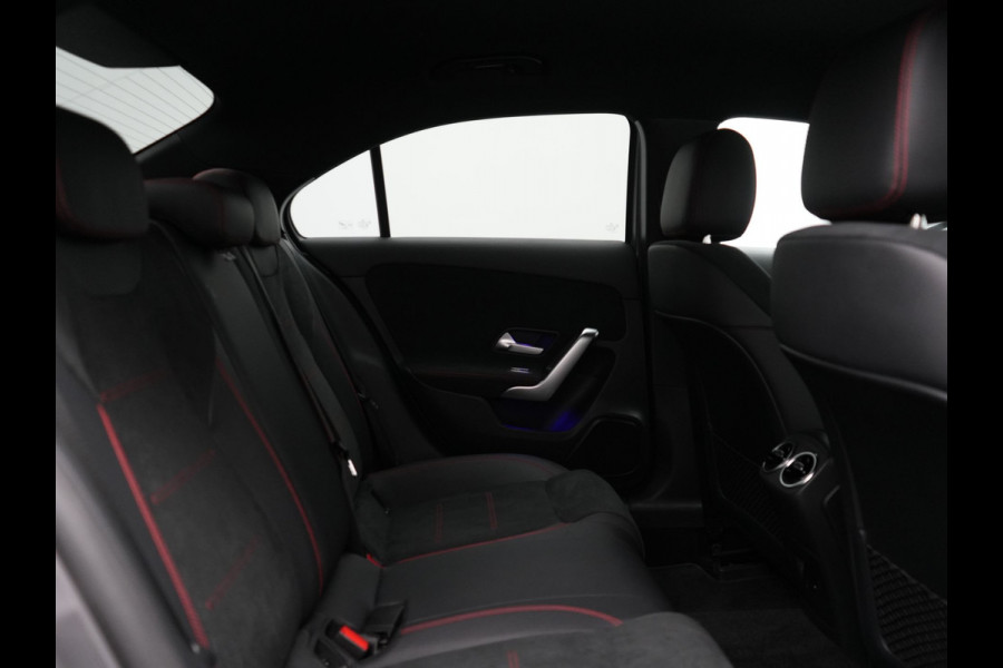 Mercedes-Benz A-Klasse 250 e Business Solution AMG Limited Plug In Hybrid 218pk PHEV | Adaptive Cruise | Head Up | Multi Beam LED | Alcantara Sportstoelen Verwarmd | Night Pakket | Sfeerverlichting | MBUX | Apple Carplay | Widescreen Navi | 19"L.M | Mountaingrau Magno |