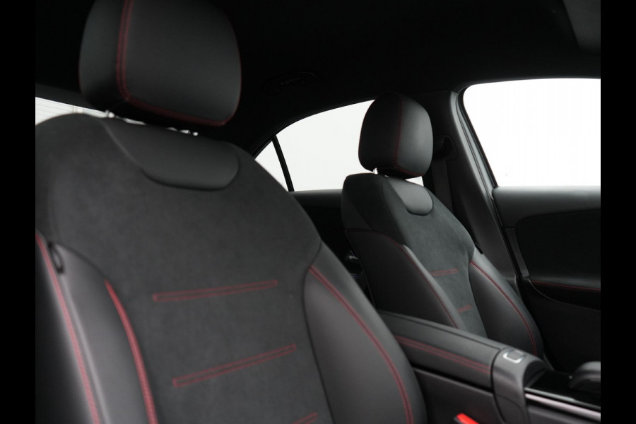 Mercedes-Benz A-Klasse 250 e Business Solution AMG Limited Plug In Hybrid 218pk PHEV | Adaptive Cruise | Head Up | Multi Beam LED | Alcantara Sportstoelen Verwarmd | Night Pakket | Sfeerverlichting | MBUX | Apple Carplay | Widescreen Navi | 19"L.M | Mountaingrau Magno |