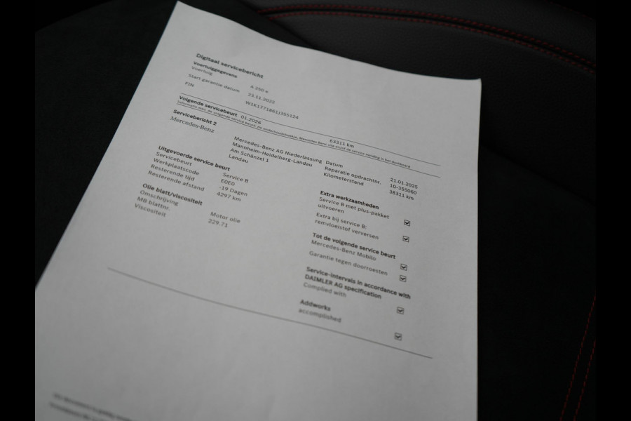 Mercedes-Benz A-Klasse 250 e Business Solution AMG Limited Plug In Hybrid 218pk PHEV | Adaptive Cruise | Head Up | Multi Beam LED | Alcantara Sportstoelen Verwarmd | Night Pakket | Sfeerverlichting | MBUX | Apple Carplay | Widescreen Navi | 19"L.M | Mountaingrau Magno |