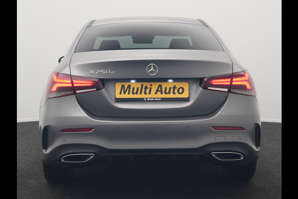 Mercedes-Benz A-Klasse 250 e Business Solution AMG Limited Plug In Hybrid 218pk PHEV | Adaptive Cruise | Head Up | Multi Beam LED | Alcantara Sportstoelen Verwarmd | Night Pakket | Sfeerverlichting | MBUX | Apple Carplay | Widescreen Navi | 19"L.M | Mountaingrau Magno |