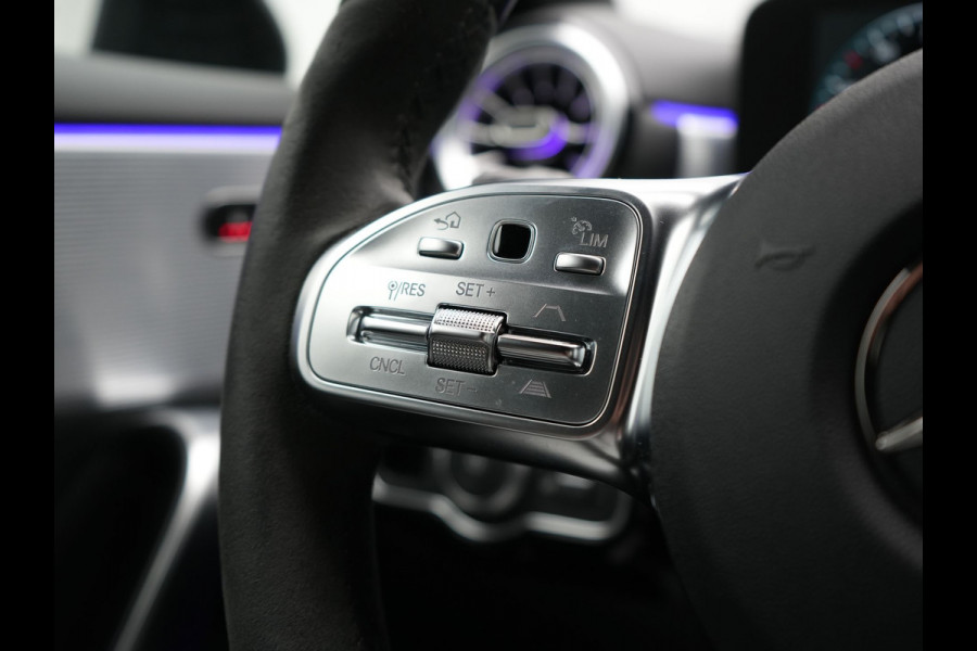 Mercedes-Benz A-Klasse 250 e Business Solution AMG Limited Plug In Hybrid 218pk PHEV | Adaptive Cruise | Head Up | Multi Beam LED | Alcantara Sportstoelen Verwarmd | Night Pakket | Sfeerverlichting | MBUX | Apple Carplay | Widescreen Navi | 19"L.M | Mountaingrau Magno |