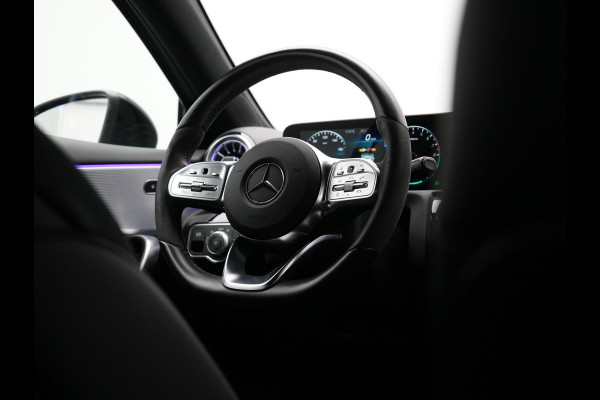 Mercedes-Benz A-Klasse 250 e Business Solution AMG Limited Plug In Hybrid 218pk PHEV | Adaptive Cruise | Head Up | Multi Beam LED | Alcantara Sportstoelen Verwarmd | Night Pakket | Sfeerverlichting | MBUX | Apple Carplay | Widescreen Navi | 19"L.M | Mountaingrau Magno |