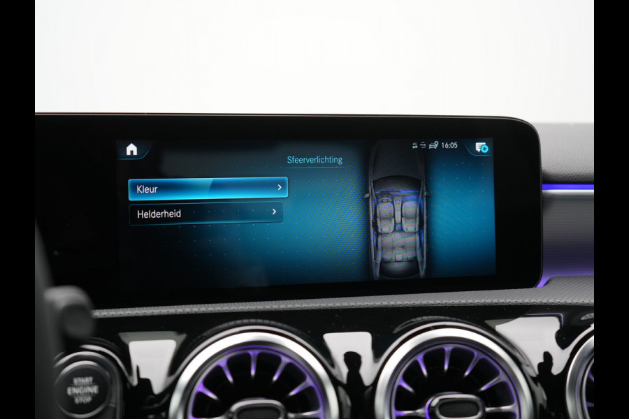 Mercedes-Benz A-Klasse 250 e Business Solution AMG Limited Plug In Hybrid 218pk PHEV | Adaptive Cruise | Head Up | Multi Beam LED | Alcantara Sportstoelen Verwarmd | Night Pakket | Sfeerverlichting | MBUX | Apple Carplay | Widescreen Navi | 19"L.M | Mountaingrau Magno |