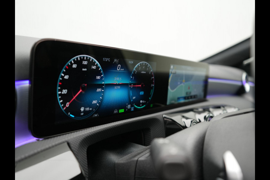 Mercedes-Benz A-Klasse 250 e Business Solution AMG Limited Plug In Hybrid 218pk PHEV | Adaptive Cruise | Head Up | Multi Beam LED | Alcantara Sportstoelen Verwarmd | Night Pakket | Sfeerverlichting | MBUX | Apple Carplay | Widescreen Navi | 19"L.M | Mountaingrau Magno |