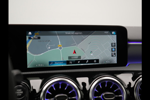 Mercedes-Benz A-Klasse 250 e Business Solution AMG Limited Plug In Hybrid 218pk PHEV | Adaptive Cruise | Head Up | Multi Beam LED | Alcantara Sportstoelen Verwarmd | Night Pakket | Sfeerverlichting | MBUX | Apple Carplay | Widescreen Navi | 19"L.M | Mountaingrau Magno |