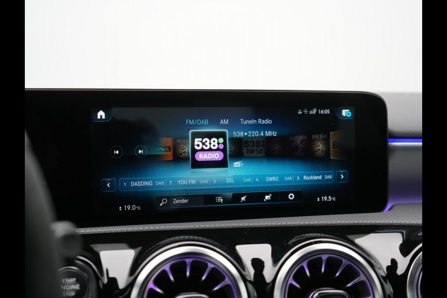 Mercedes-Benz A-Klasse 250 e Business Solution AMG Limited Plug In Hybrid 218pk PHEV | Adaptive Cruise | Head Up | Multi Beam LED | Alcantara Sportstoelen Verwarmd | Night Pakket | Sfeerverlichting | MBUX | Apple Carplay | Widescreen Navi | 19"L.M | Mountaingrau Magno |