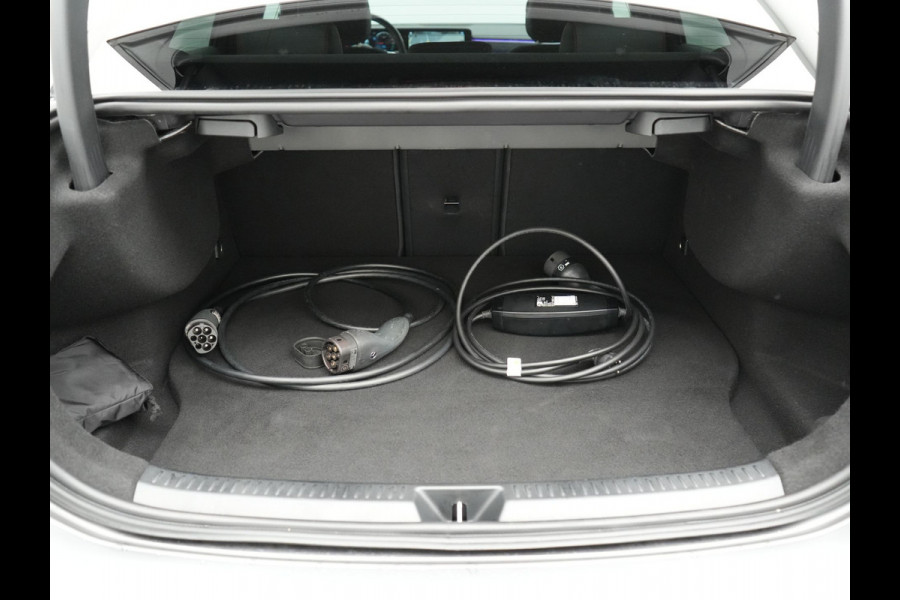 Mercedes-Benz A-Klasse 250 e Business Solution AMG Limited Plug In Hybrid 218pk PHEV | Adaptive Cruise | Head Up | Multi Beam LED | Alcantara Sportstoelen Verwarmd | Night Pakket | Sfeerverlichting | MBUX | Apple Carplay | Widescreen Navi | 19"L.M | Mountaingrau Magno |