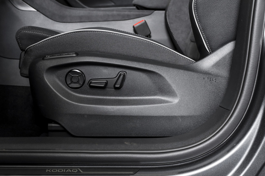 Škoda Kodiaq 1.5 TSI 204 PK PHEV Sportline Business | S/K-Panodak | DCC+ | Elek. Trekhaak | Dig. Cockpit | Adapt Cruise | Memory | Winterpakket | Camera | NAV + App. Connect | ECC | DAB | Elek. Klep | LM 20" | 0767