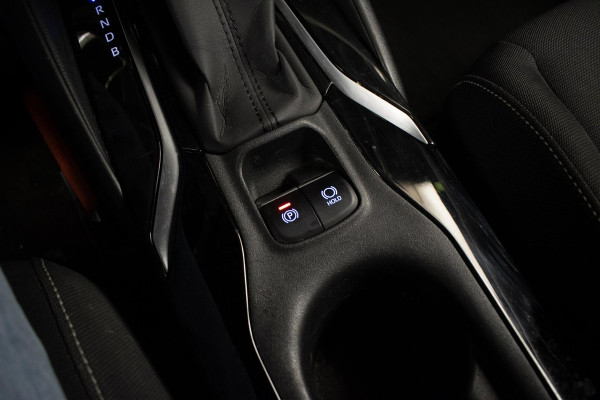 Toyota Corolla Touring Sports 1.8 Hybrid Sport (APPLE CARPLAY,NAVI,LED,CRUISE,SPORTSTOELEN,CAMERA,TREKHAAK,LM VELGEN,GETINT,PDC)