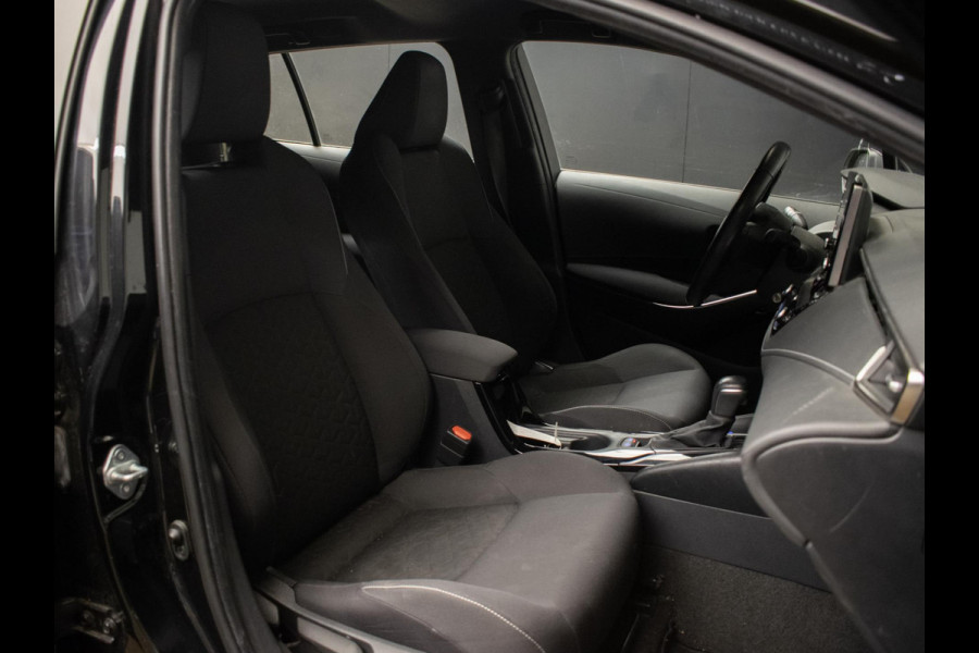 Toyota Corolla Touring Sports 1.8 Hybrid Sport (APPLE CARPLAY,NAVI,LED,CRUISE,SPORTSTOELEN,CAMERA,TREKHAAK,LM VELGEN,GETINT,PDC)