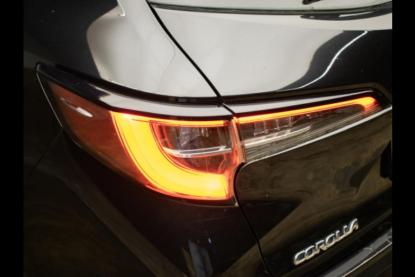 Toyota Corolla Touring Sports 1.8 Hybrid Sport (APPLE CARPLAY,NAVI,LED,CRUISE,SPORTSTOELEN,CAMERA,TREKHAAK,LM VELGEN,GETINT,PDC)
