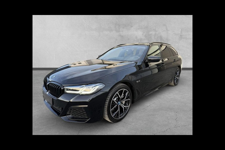BMW 5 Serie Touring 530e M-SPORT ** LASER, NAVI+, LEDER, PANORAMA, TREKH, 19-inch LMV, HuD ** 1e EIG - UNFALLFREI - BMW GAR ** ** INFORMEER OOK NAAR ONZE AANTREKKELIJKE FINANCIAL-LEASE TARIEVEN **