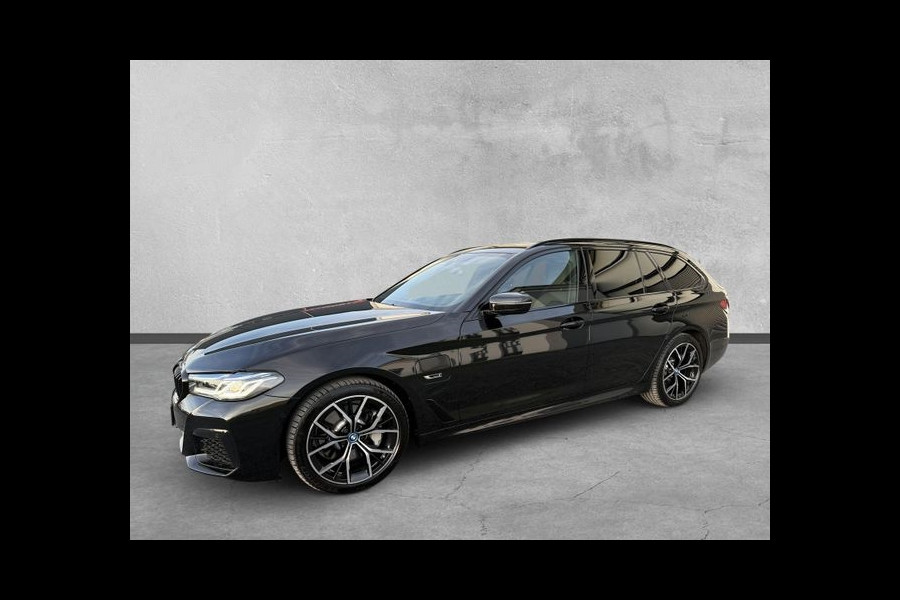 BMW 5 Serie Touring 530e M-SPORT ** LASER, NAVI+, LEDER, PANORAMA, TREKH, 19-inch LMV, HuD ** 1e EIG - UNFALLFREI - BMW GAR ** ** INFORMEER OOK NAAR ONZE AANTREKKELIJKE FINANCIAL-LEASE TARIEVEN **
